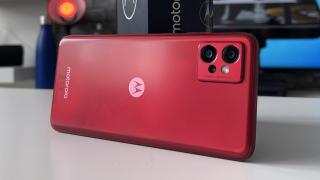 Motorola Moto G32: Design-ul "roşcovan" îl face memorabil