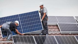 Românii care și-au montat panouri solare vor trebui să plătească taxe și pentru energia electrică produsă pentru consum propriu