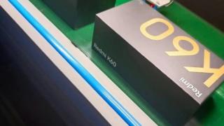 Cutia lui Redmi K60 e fotografiată pe banda de producție, semn că noua serie de smartphone-uri va sosi curând