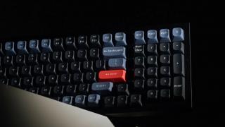Următorul produs semnat OnePlus va fi o... tastatură mecanică; Este realizată alături de Keychron 