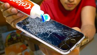 Pasta de dinţi care "repară" ecranul zgâriat de smartphone este doar un mit; Face mai mult rău decât bine
