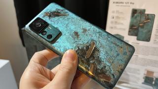 Am pus mâna pe un telefon artistic: Xiaomi 12T Pro Daniel Arsham Edition cu cristale de bronz (Hands On/Impresii)