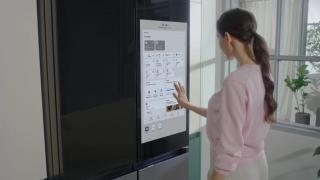 CES 2023: Samsung aduce și mai multă customizare odată cu noile frigidere Bespoke, care au ecran tactil cât televizorul tău de mare