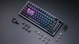 CES 2023: Noua tastatură de gaming ASUS ROG Azoth promite experiențe fără precedent și vine cu un kit DIY la pachet