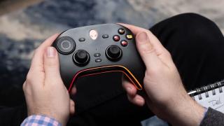 CES 2023: DELL prezintă controller-ul Alienware Concept Nyx, cu iluminare RGB, butoane trigger adaptive și senzor pentru amprente