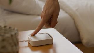 CES 2023: Samsung ne propune un hub pentru casa inteligentă, cu încărcător wireless - SmartThings Station