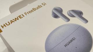 În pragul lansării locale de pe 9 ianuarie, vedem căștile HUAWEI FreeBuds 5i în fotografii hands-on și aflăm ce diferențe sunt față de FreeBuds 4i la capitole precum autonomie, ANC