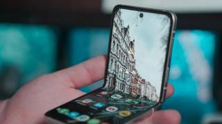 vivo X Flip apare în schițe promițătoare; Are design în stil Galaxy Z Flip 4, modul foto circular, optică Zeiss