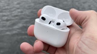 Apple va lansa în 2024 cele mai ieftine căști wireless AirPods de până acum plus un nou model AirPods Max