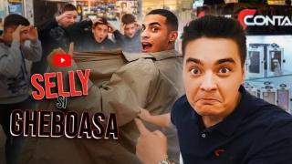 Selly și Gheboasa angajați de CONTAKT pentru o zi; Influencerii au vândut huse și folii pentru smartphone-uri în mall (Video)