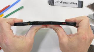 nubia Red Magic 8 Pro este primul smartphone de gaming din 2023 care trece testul de durabilitate a lui JerryRigEverything (Video)