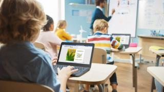 Lenovo anunță noi laptop-uri cu Windows 11 și ChromeOS destinate elevilor și profesorilor, inclusiv modele Yoga