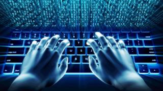 Românii ţintiţi de hackeri cu mesaje despre colete şi apeluri din ţări exotice; Iată ce înşelătorii circulă în România