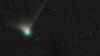Cum poţi urmări diseară cometa C/2022 E3 cu coadă verde şi ce ponturi oferă vivo pentru capturi nocturne speciale