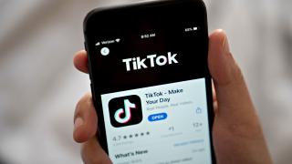 Apple şi Google presate să scoată TikTok din magazinele lor de aplicaţii pe motive de securitate naţională