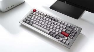 Prima tastatură semnată OnePlus este acum oficială; Debutează și un televizor de 65 inch cu soundbar integrat de 70W