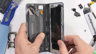 Telefonul pliabil Honor Magic Vs este disecat şi dezvăluie un mecanism de balama inedit (Video)