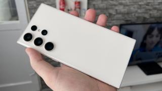 Samsung Galaxy S23 Ultra: Design rafinat de Note, cu extra suprafeţe plate