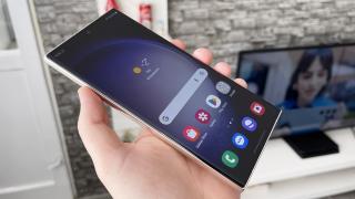 Samsung Galaxy S23 Ultra: Display-ul te va converti la consumat jocuri şi seriale pe mobil