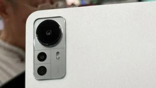 Xiaomi Pad 6 este fotografiată "pe viu" şi seamănă cu Xiaomi 12 la cameră; Ce dotări are tableta?