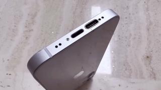 Un YouTuber a reușit să adauge un port USB-C pe un iPhone 12 Mini, păstrând și portul Lightning intact