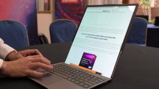 MWC 2023: Lenovo aduce în Barcelona un laptop cu ecran rulabil care își extinde diagonala de la 12 la 15.3 inch 
