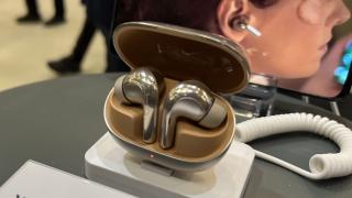 MWC 2023: Xiaomi Buds 4 Pro Hands-on - Căști wireless premium, cu ANC îmbunătățit, suport LDAC și un design inedit
