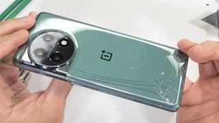 OnePlus 11 trece testul de durabilitate a lui JerryRigEverything la limită, sticla se „sfărâmă” sub presiunea degetelor (Video)