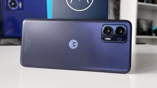 Motorola Moto G73 5G: Design pe bază de policarbonat, colțuri rotunjite, modul foto familiar