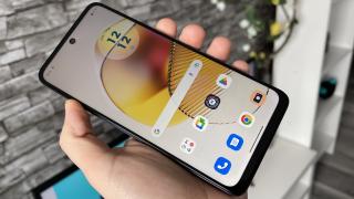 Motorola Moto G73 5G: Display de compromis, ireproșabil la interior, problematic în bătaia soarelui