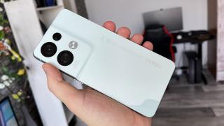 OPPO Reno 8 Pro: Design monolitic, chic, dar masiv