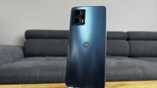 Motorola Moto G23: Design clasic, dar cu gradient arătos pentru panoul spate