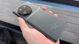 vivo X90 Pro unboxing: doi paşi în faţă, legaţi de design, CPU, dar fără gimbal şi cu zoom mai modest