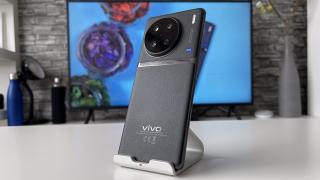 vivo X90 Pro: Design de flagship impetuos, cu piele vegană marmorată în spate, inspirat de spirala lui Fibonacci