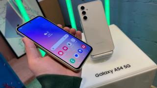 Samsung Galaxy A54 a debutat oficial în România, alături de A34 - telefoane mid-range pentru publicul tânăr, colorate și cu ofertă specială de lansare