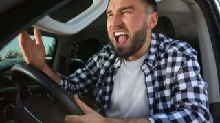 Cine conduce mai prost, utilizatorul de iPhone sau Android? (Studiu)
