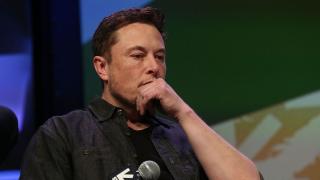 Un grup de experți și directori din industria AI, printre care se află și Elon Musk, cer o pauză în antrenarea modelelor de inteligență artificială