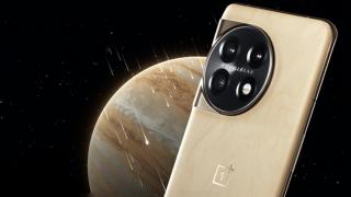 OnePlus 11 Jupiter Rock este o ediție specială de flagship, cu panou spate ce strălucește în bătaia razelor de soare