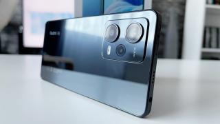 Redmi Note 12 Pro 5G: Design arătos, muchii plate și un spate oglindă în varianta Onyx Black