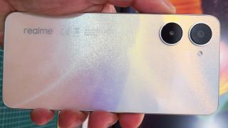realme 10 4G: Design numai bun de băgat în buzunar + sclipici