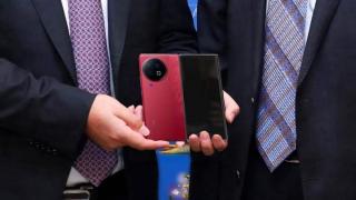 vivo X Fold 2 prezentat oficial, în varianta roşie şi cu 3 camere Zeiss; Telefonul pliabil vine în aprilie