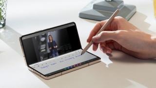 Livrările de smartphone-uri pliabile vor atinge nivelul de 48 milioane de unități anual până în 2027, potrivit IDC