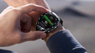 HUAWEI Watch Ultimate acum la precomandă într-un super bundle, cu voucher pentru extra-discount și căști wireless de top, cadou
