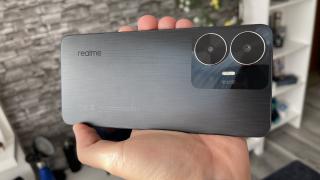 realme C55: Design care te prinde, muchii plate și aproape zero amprente în spate