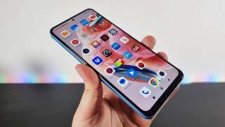 Redmi Note 12 4G: Ecran AMOLED generos, refresh rate de 120Hz, luminozitate crescută