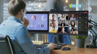 Philips lansează monitorul SuperWide de 44 inch Philips 45B1U6900CH; Are cameră web pop up