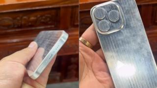 Macheta lui iPhone 15 Pro apare în fotografii hands-on, cu port USB-C la bază și modul foto protuberant în spate
