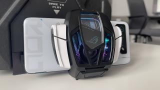 ASUS ROG Phone 7 Ultimate: Acustica stereo familiară, cu bas cât cuprinde și acum cu subwoofer pe accesoriul cooler
