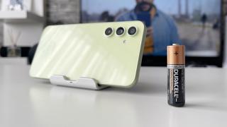 Samsung Galaxy A54: Bateria tipică de 5000 mAh de pe telefoanele mid, cu upgrade binevenit la playback video continuu