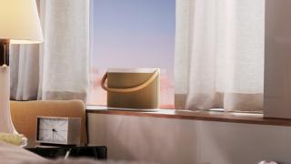 Bang & Olufsen prezintă boxa portabilă Beosound A5: dispozitiv elegant cu încărcător wireless pentru telefon